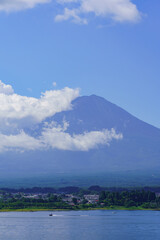 Fototapeta premium 日本の風景・山梨県｜河口湖と富士山・夏の富士山(8月)