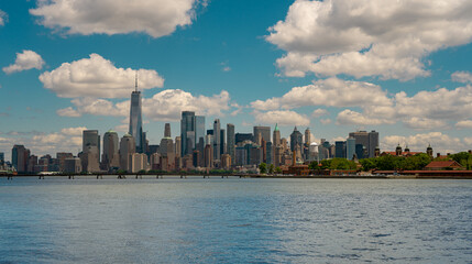 Fototapeta premium NYC skyline with skyscrapers. Manhattan and Brooklyn. New York City skyline with Hudson River views. Downtown NYC. New York from waterfront skyline. Landmark of of New York.