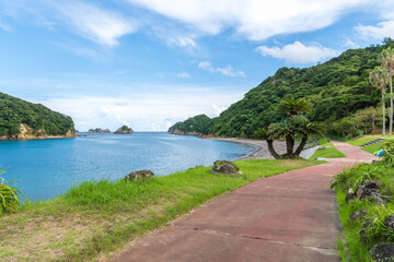 南郷・栄松ビーチの遊歩道と青い海、夏のリゾート風景