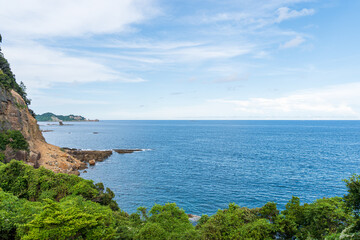 宮崎県日南市の海岸線と岩場、青い海が広がる絶景
