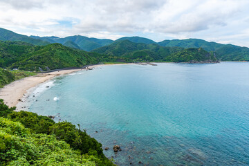 青い海と砂浜が広がる自然豊かな恋ヶ浦の風景（宮崎県串間市）