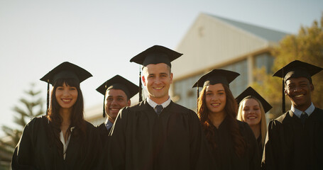 Obraz premium University, students and people with graduation, portrait or education with achievement. Outdoor, college or happy group with knowledge, success or congratulations with award, ceremony or celebration