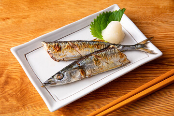 秋刀魚を食べる 