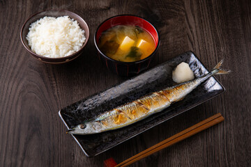 秋刀魚を食べる 