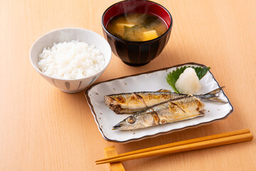 秋刀魚を食べる 