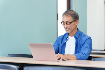 パソコンを使うシニア男性