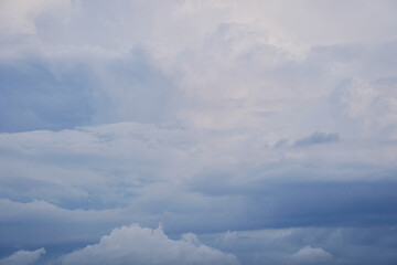 水彩画のように美しい、コントラストの低い灰色の雲の連なり。夏らしい雲と空の背景用素材。