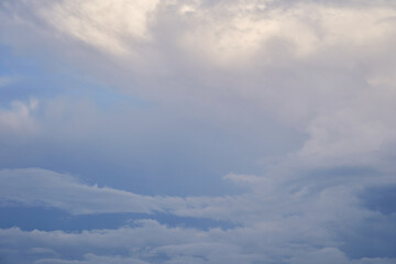 水彩画のように美しい、コントラストの低い灰色の雲の連なり。夏らしい雲と空の背景用素材。