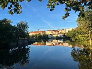Fototapeta premium Vue de la rivière avec vieux centre-ville et clocher à Písek