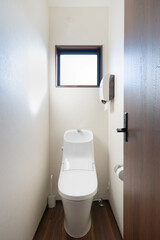 木製扉の清潔なトイレ