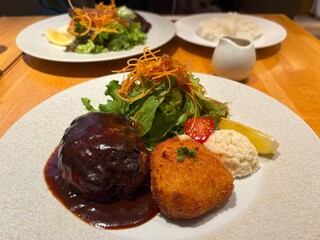 ハンバーグステーキですごす、ランチタイム