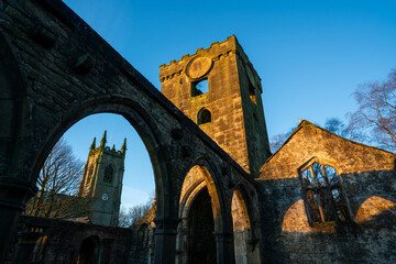 Fototapeta premium Ruins of the old church at Heptonstall with St Thomas the Apostle beyond
