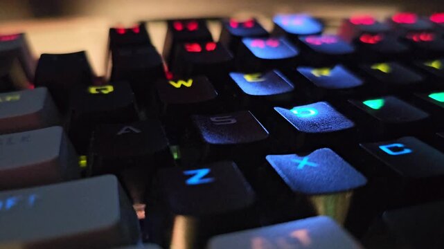 Teclas do computador piscando cores RGB.