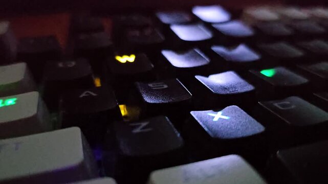 Teclas do computador piscando cores RGB.