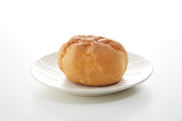 白い背景のシュークリーム