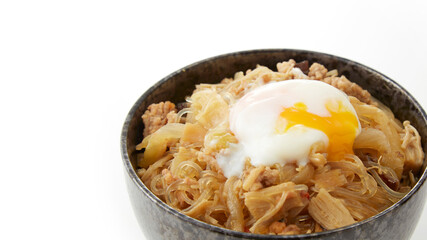 温泉卵乗せの麻婆春雨丼