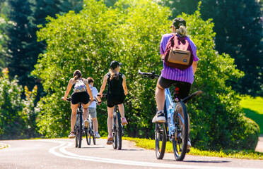 Obraz premium Cyclists ride on the bike path in the city Park 