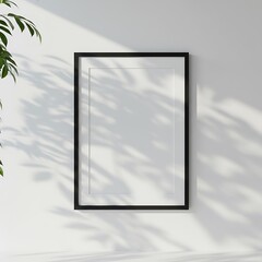 光と影の静寂 白い壁に飾られた額縁