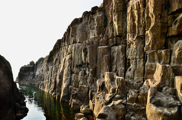 日本の福井県の東尋坊の侵食された崖
