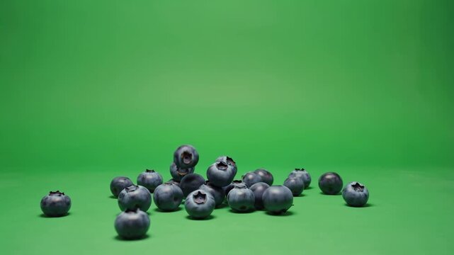 Fallende Blaubeeren auf gr&uuml;nem Chroma Key Hintergrund &ndash; Frucht-Animation f&uuml;r Compositing