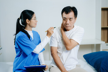 Obraz premium Young female nurse assists elderly man with neck pain. Ideal for healthcare, pain management, physiotherapy, nursing, and senior medical consultation stock themes.