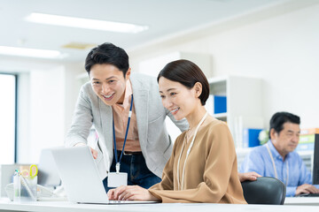 オフィスで働くミドルのビジネスマン