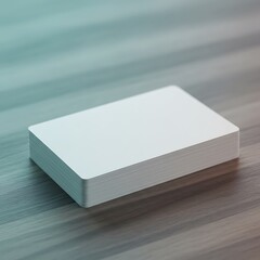 木目調背景の白い名刺、質感と光沢