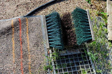 Brosses de nettoyage de chaussures fixées au sol pour décrotter et nettoyer les chaussures.