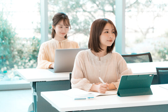 大学生, 女性, 女子大生, 授業, 大学, タブレット, 講義, 勉強, 人物, 日本人, 若い, 学校, キャンパスライフ, 20代, 10代, 真剣, パソコン, ノートパソコン, セミナー, 会議, 打ち合わせ, ビジネス, 教室, オフィス, 仕事, デスク, 笑みを浮かべている, 微笑む, 笑顔, 書く, 学習, 教育, オフィスカジュアル, ブラウス, 2人, 座る, コピースペース