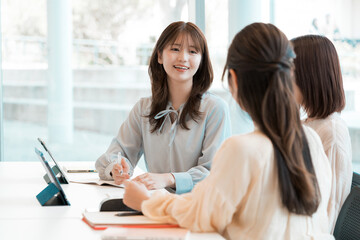 グループワークをする3人の女子大生
