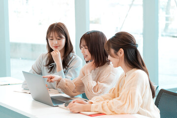 ミーティングをする3人の若い女性