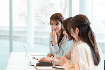 ミーティングをする3人の若い女性