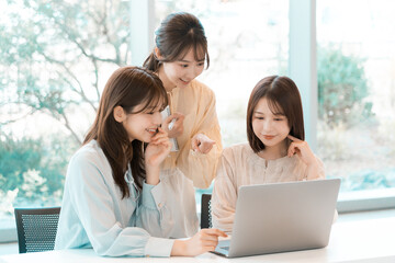 Obraz premium ミーティングをする3人の若い女性