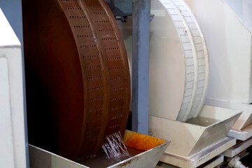 Drums for sieving large, heavy particles from the liquid