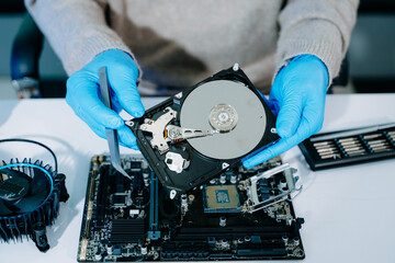 Obraz premium Technician repairing inside of hard disk drive by screwdriver. the concept of data, hardware, technician and technology. computer hardware, repairing, upgrade