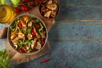 Chicken salad with topinamburu crisps.