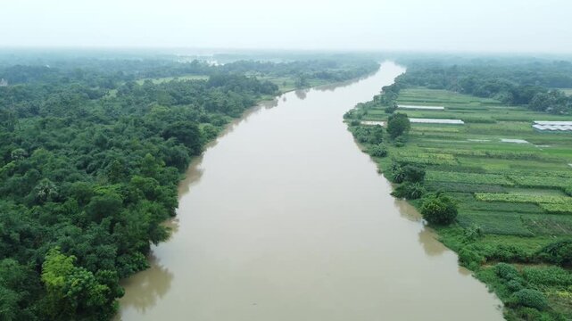 Heavy rains have caused flooding on both banks of the Damodar River in West Bengal.