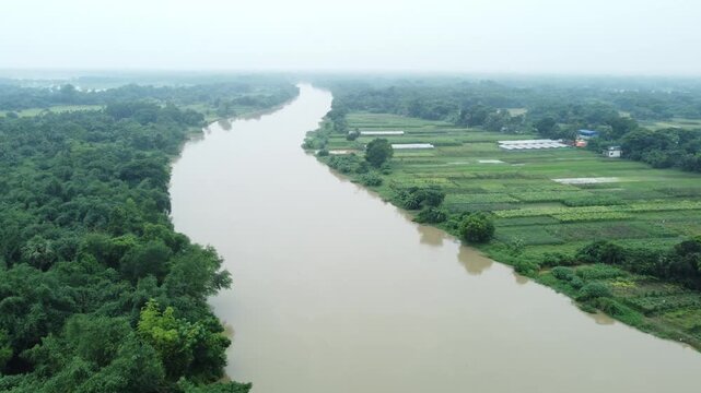 Heavy rains have caused flooding on both banks of the Damodar River in West Bengal.