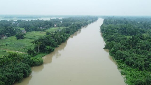 Heavy rains have caused flooding on both banks of the Damodar River in West Bengal.