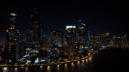 Fototapeta premium miami, noche, edificios, edificio, kuces, dron, mar, ciudad Miami, night, buildings, building, Kuces, drone, sea, city