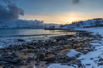 Sonnenuntergang an der K&uuml;ste von Skaland am Bergsfjorden auf der Insel Senja in Norwegen im Winter