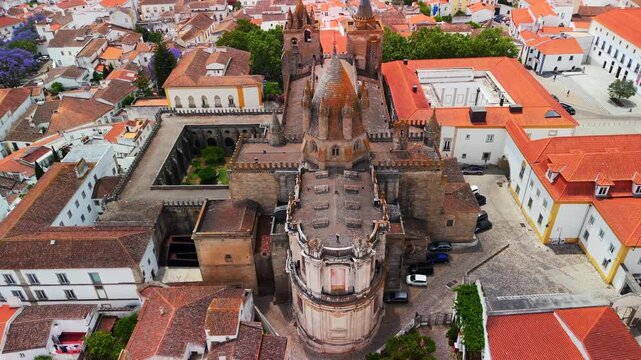 Top-down flyover captures &Eacute;vora Cathedral roofs and cloister within the historic center
