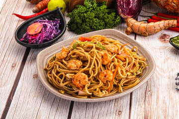 Pasta spaghetti with prawn and vegetables