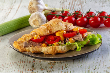 Croissant with tuna, tomato and salad