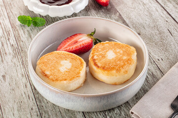 Cottage cheese pancakes - Syrniki for breakfast