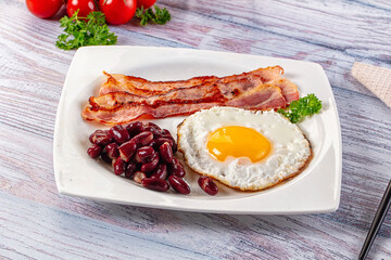 English breakfast with egg, bean and bacon