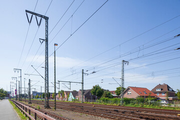 Wohngebäude, Einfamilienhäuser mit Bahnanlagen,   Leer, Ostfriesland, Niedersachsen, Deutschland