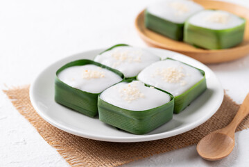 Traditional Thai dessert (Khanom Tako), Pudding with coconut cream topping in pandan leaf