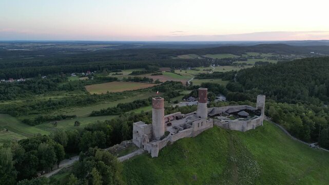 Zamek Chęciny - Kielce - Polska - zamek kr&oacute;lewski podczas pięknego zachodu słońca nagrany dronem.