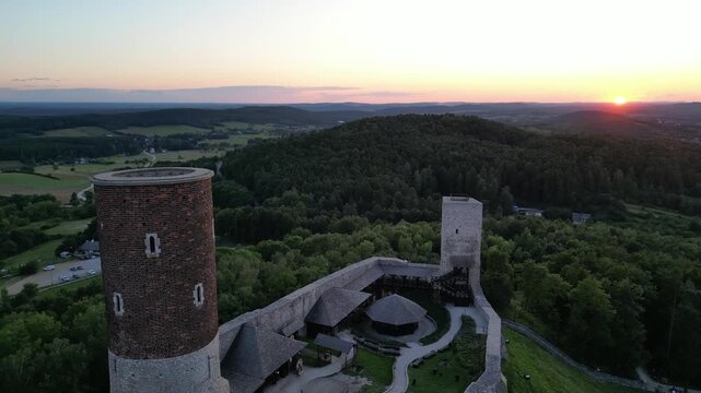 Zamek Chęciny - Kielce - Polska - zamek kr&oacute;lewski podczas pięknego zachodu słońca nagrany dronem.